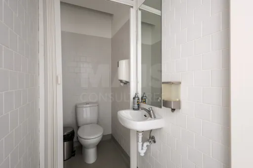 Oportunidade Única no Coração de Peniche — 124 m² com Potencial para Habitação