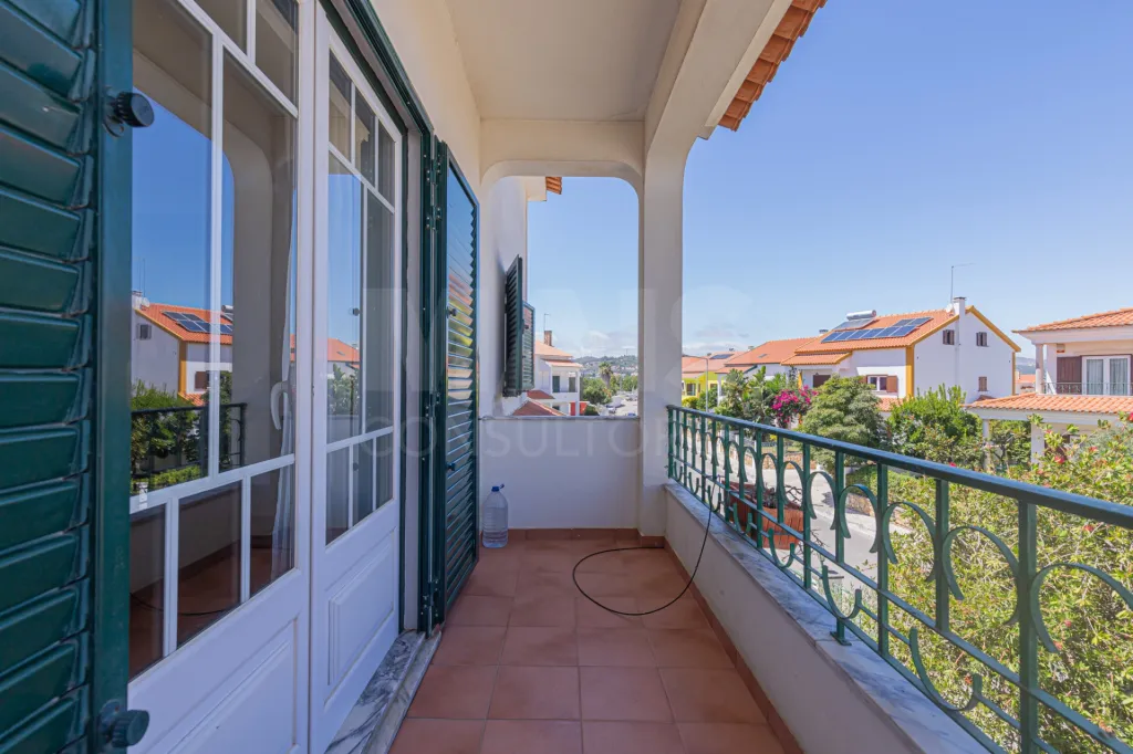 🏡✨ Moradia T4 em Alenquer com Piscina e Espaço de Convívio ao Ar Livre!