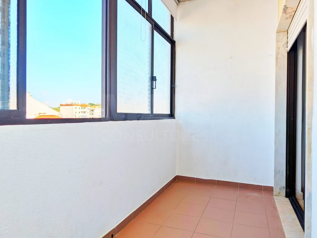 Apartamento T2 com 2 varandas fechadas e Prédio com Elevador – Varzinha, Setúbal