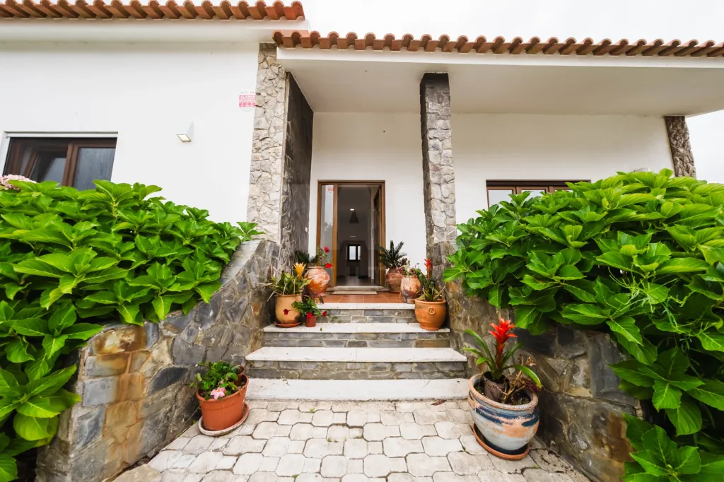 Moradia T3+2 com piscina e jardim a 8km de Caldas da Rainha