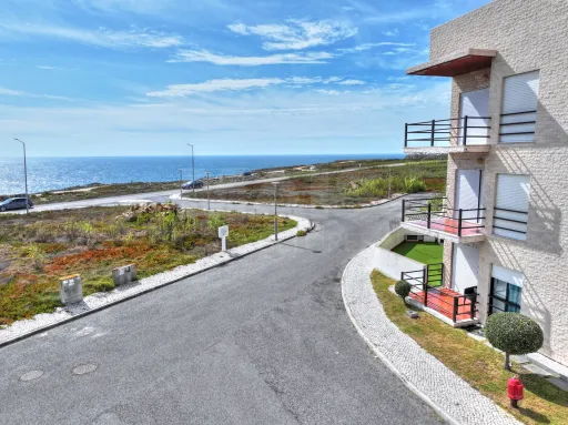 2 bedroom apartment with sea view and garage!