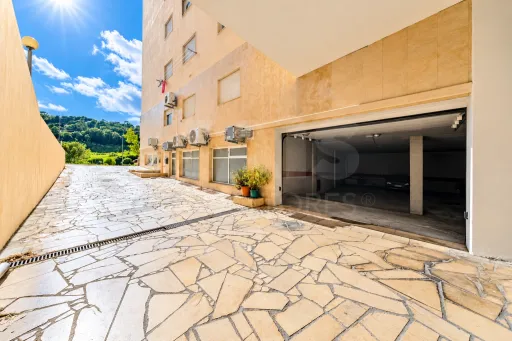 Apartamento T3 com elevador e lugar de garagem.