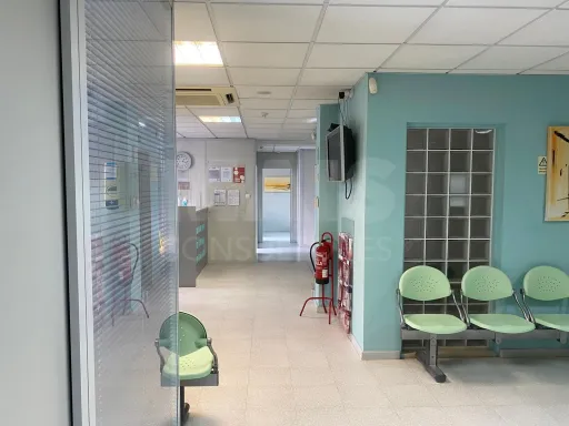 Espaço atualmente em uso com serviços clínicos e estéticos