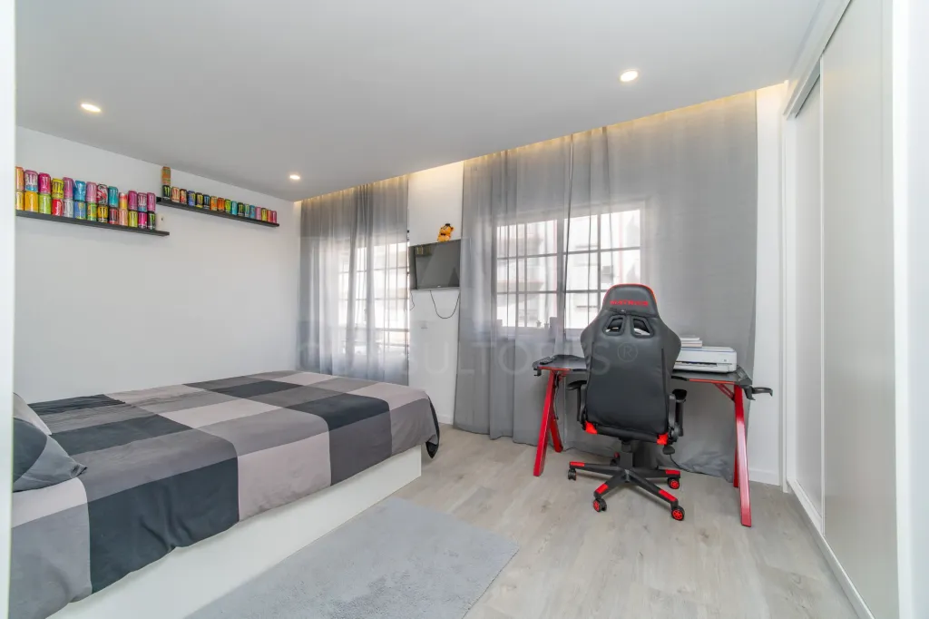 Apartamento T4 Remodelado | 210 m² | Parqueamento e Arrecadação