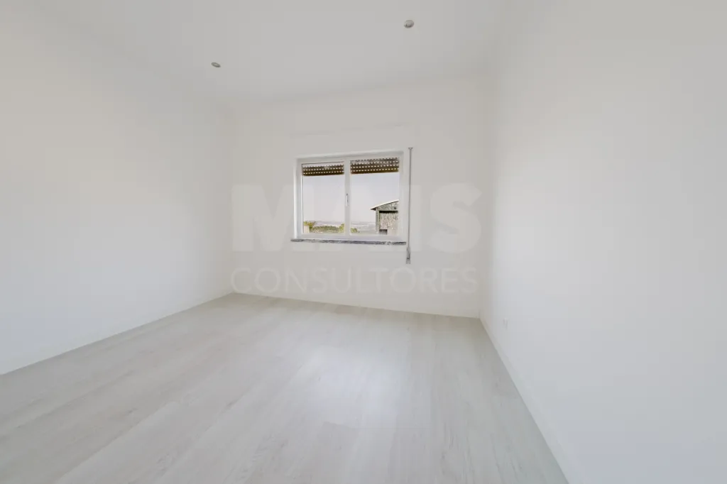 Moradia T5 com Armazém e Terreno na Usseira, Óbidos