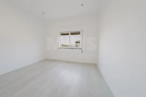 Moradia T5 com Armazém e Terreno na Usseira, Óbidos