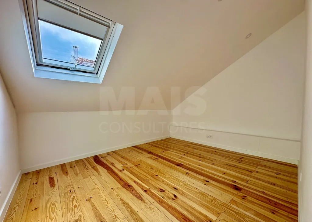 Moradia T3 em Banda Totalmente Renovada com Terraço - Avenidas Novas