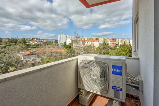 Apartamento T3 totalmente remodelado na Póvoa de Santa Iria com parqueamento