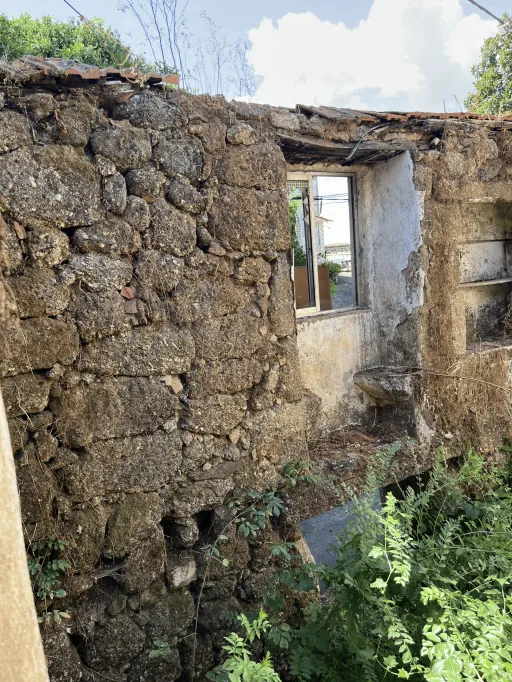 Moradia em Ruina para reconstrução, Azere.
