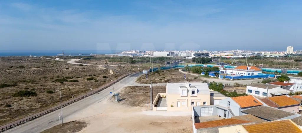 Moradia T2 com quintal e vista mar junto aos Supertubos