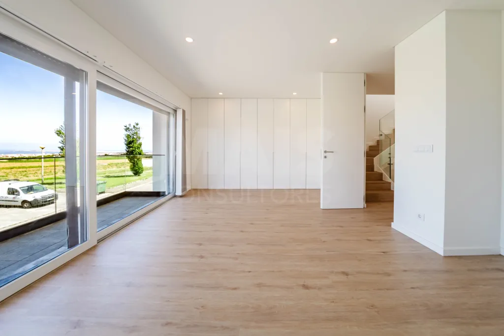 Moradia T3+2 Moderna com Vista Mar e Terraço Panorâmico