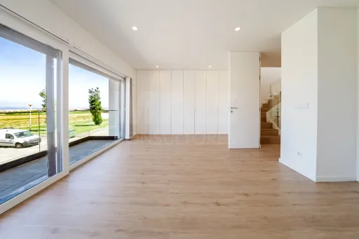 Moradia T3+2 Moderna com Vista Mar e Terraço Panorâmico