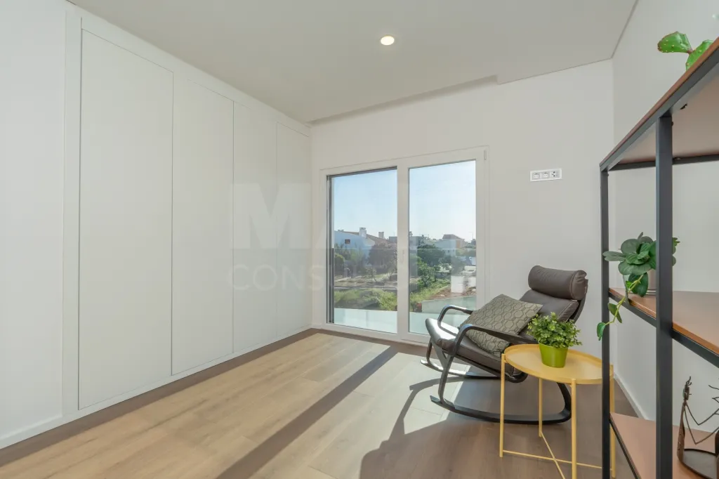 Moradia T3 contemporânea com piscina privada no Porto Alto
