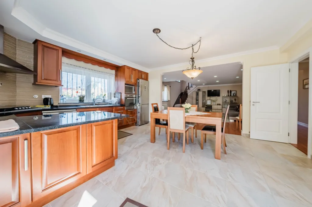 Moradia Térrea Renovada com 3 Quartos em Zona Sossegada – a 13 Minutos das Praias de Peniche