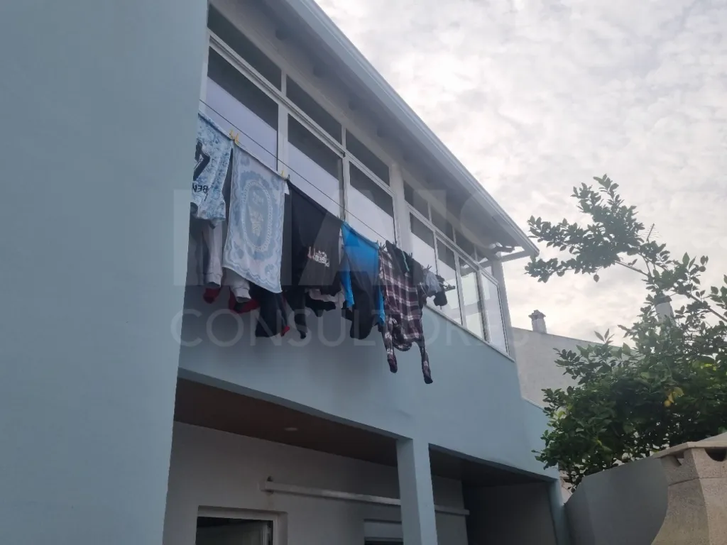 Prédio em propriedade total de r/c e 1º andar, susc. de utilização independente, em  ALFERRAREDE | ABRANTES
