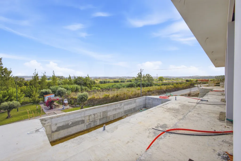 Moradia T4 com piscina em lote de 759m2 em Amoreira Óbidos