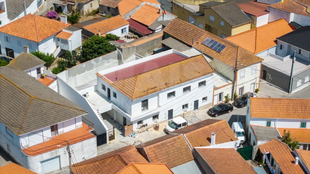 Apartamento T4 com quintal e estacionamento