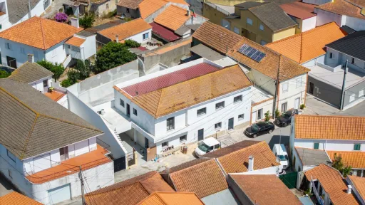 Apartamento T4 com quintal e estacionamento