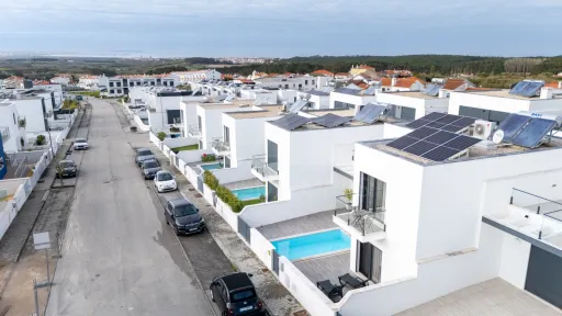 Moradia semi-nova T3 com piscina e vista mar