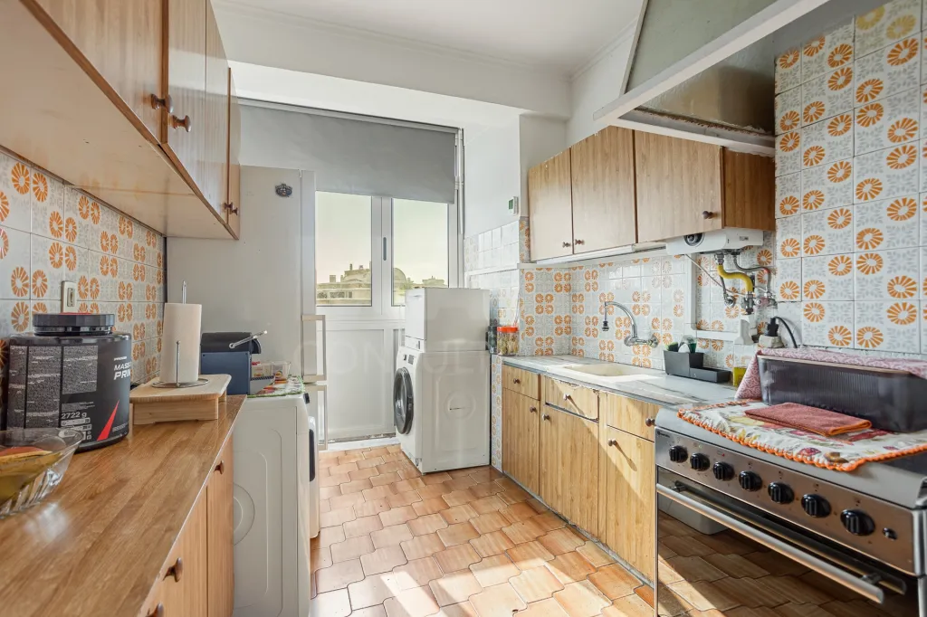 2-Bedroom Apartment with Excellent Potential | Sacavém | 5th Floor with Elevator