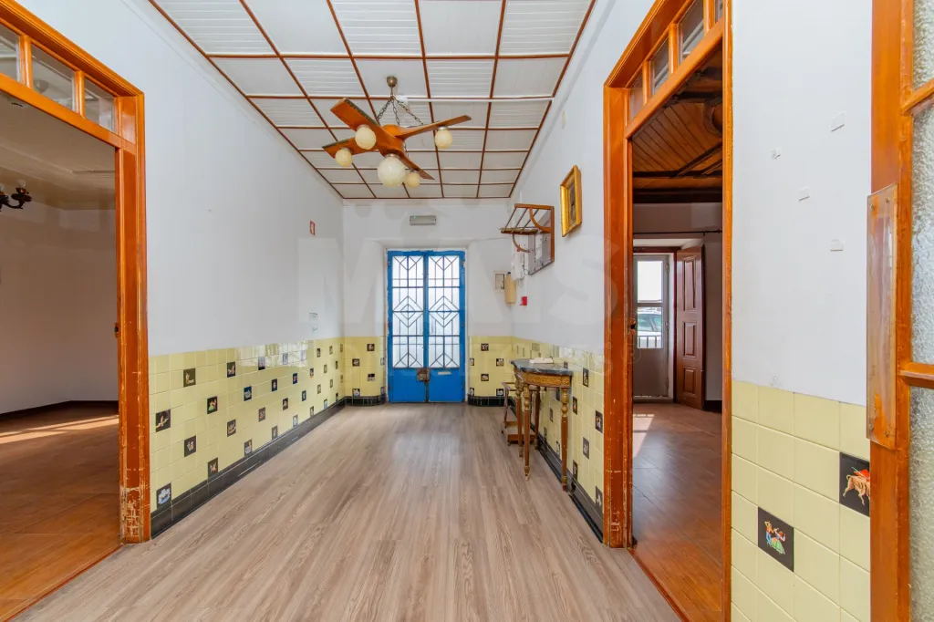 4-Bedroom House with Garage in Marinhais