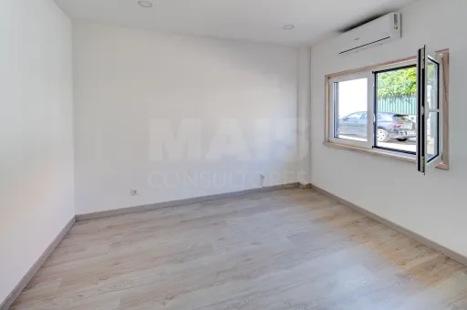 Detached, two-family house in Casal de Cambra, partially refurbished.