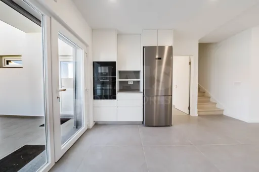 Moradia T3+1 Garagem, Logradouro e Vista Mar
