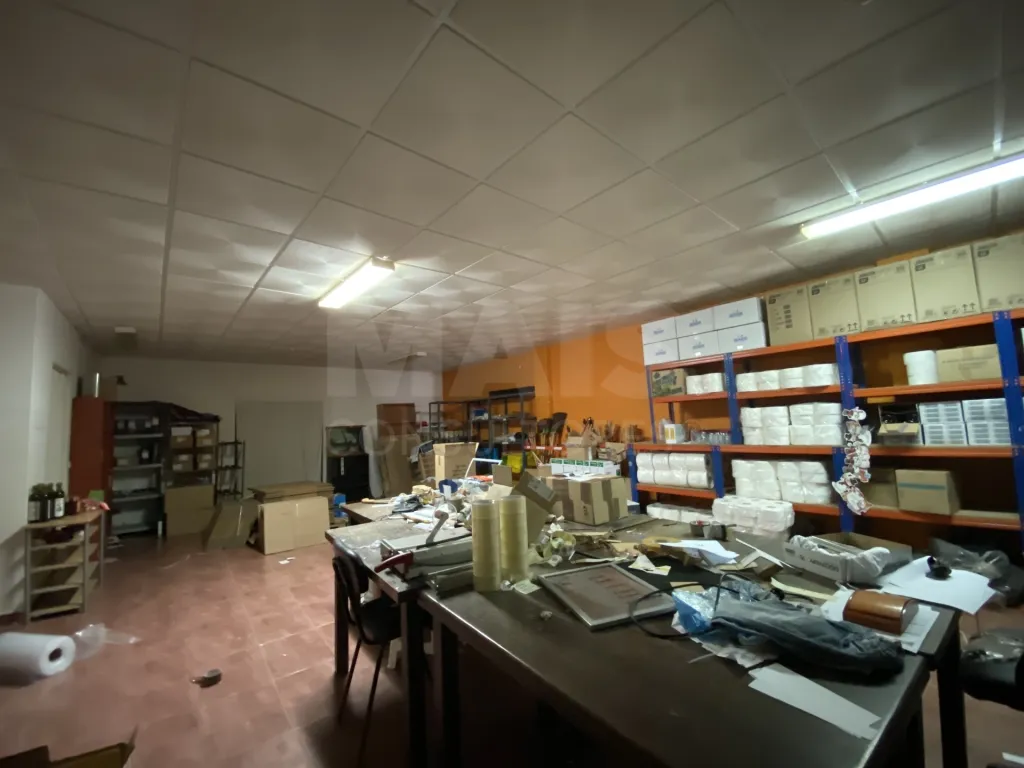 Espaço Comercial com escritórios e Armazém