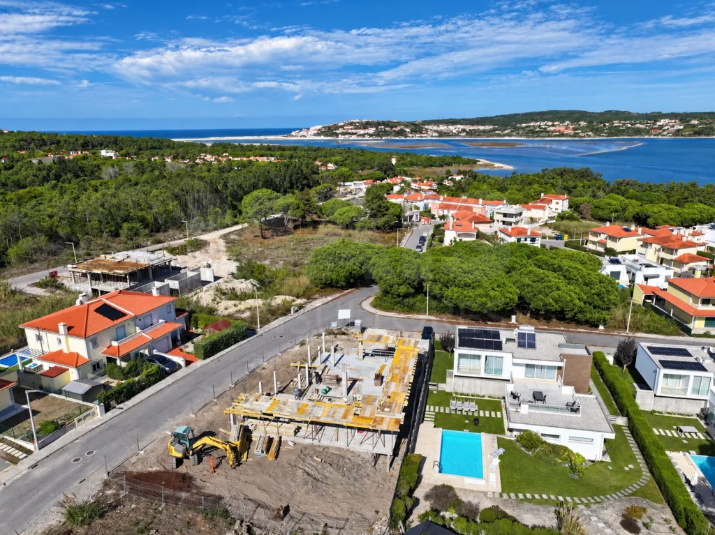 Moradia T4 c/ 3 Suites, Jardim, Piscina e Garagem para 2 Carros | LAGOA DE ÓBIDOS | OFF MARKET