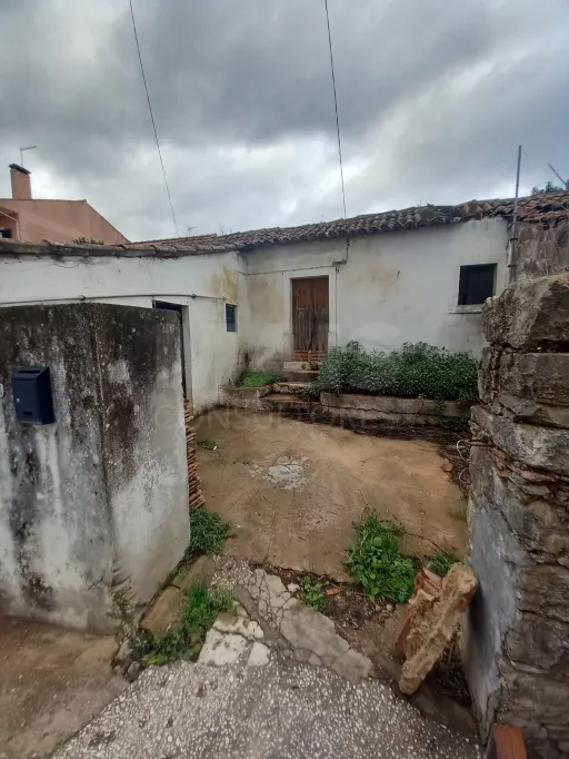 Invista no Seu Futuro — Moradia T2 com Terreno Urbano e Espaço Exterior