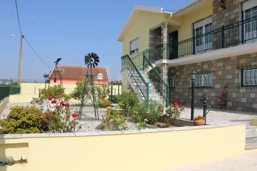 Moradia bifamiliar com três habitações independentes – Seixal, Lourinhã (próxima da Praia da Areia Branca)