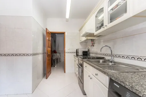 2 bedroom apartment with elevator, in the heart of Amora
