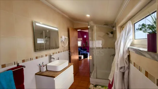 Ap. em Moradia T1+1, c/ Varanda, Vista Mar, Jacuzzi e Parqueamento !