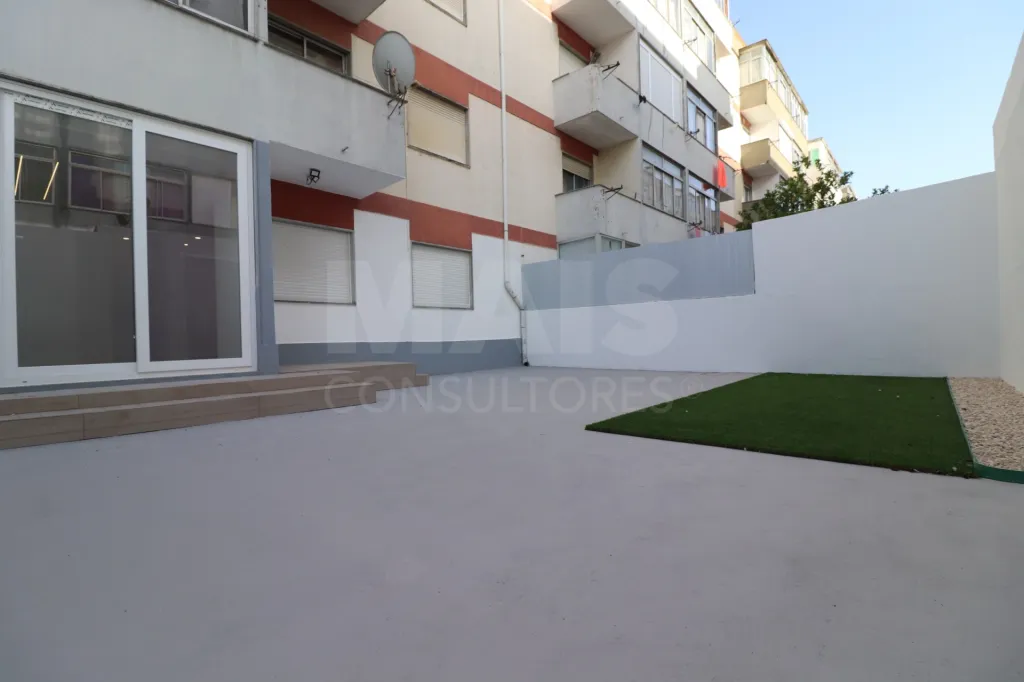 Apartamento T3 R/C Totalmente Remodelado com Logradouro em Samora Correia
