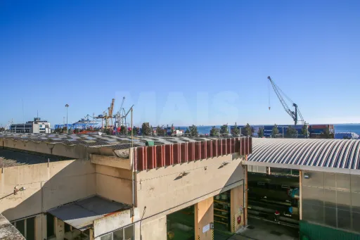 Apartamento com terraço e vista de rio
