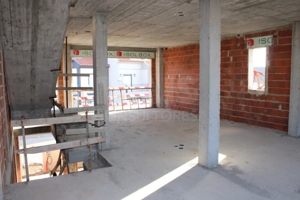 Moradia T3+1 junto praias | Garagem + logradouro privado | Terraço panorâmico sobre o mar