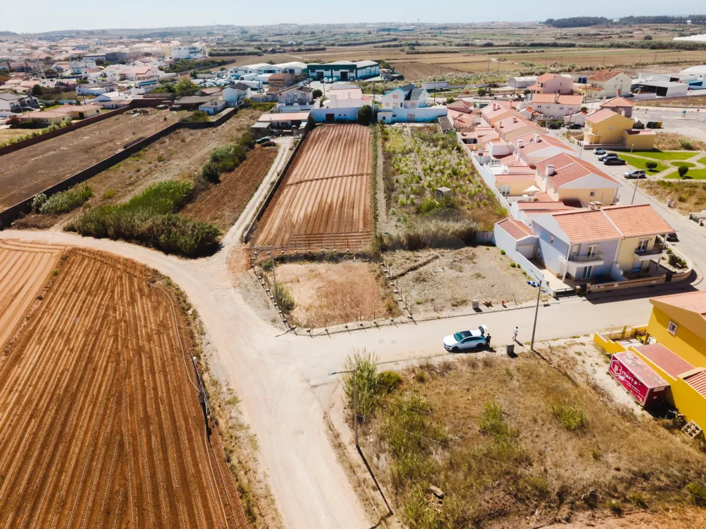 Excelente lote com projeto aprovado para moradia T3 com garagem e piscina