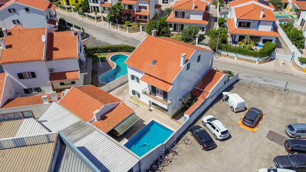 🏡✨ Moradia T4 em Alenquer com Piscina e Espaço de Convívio ao Ar Livre!