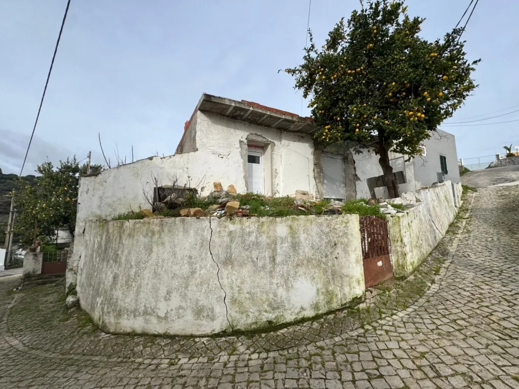Oportunidade em Calhandriz: Moradia T2 Semi-Remodelada com Opção Chave na Mão