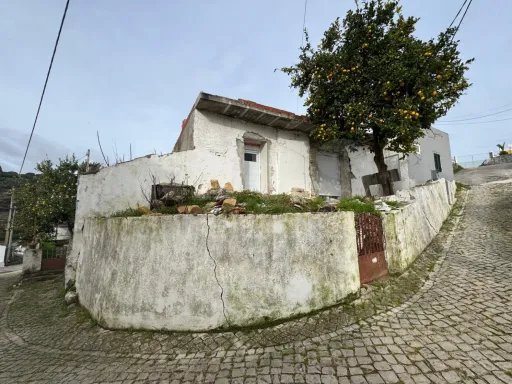 Oportunidade em Calhandriz: Moradia T2 Semi-Remodelada com Opção Chave na Mão