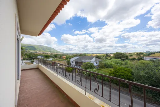 Moradia T6 Remodelada com Vista para a Serra de Montejunto
