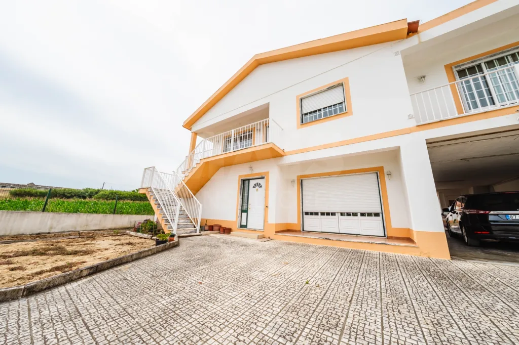 Moradia T5 com 2 Anexos em Terreno com mais de 1.400 m²