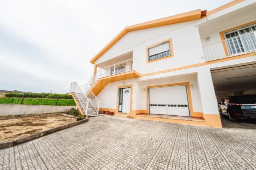 Moradia T5 com 2 Anexos em Terreno com mais de 1.400 m²