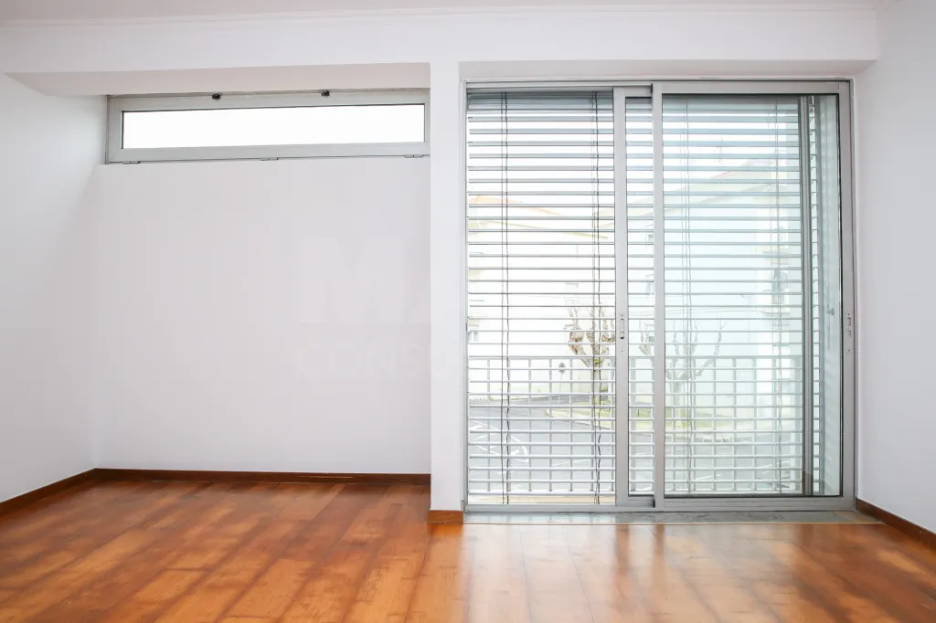 Amplitude e Conforto no Centro de Sobral de Monte Agraço Apartamento T2 Com Terraço