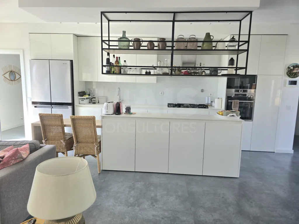 Moradia T4 térrea contemporânea com anexo T2 independente | Lote com 10.400 m² | Alvorninha
