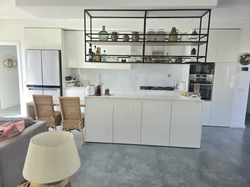 Moradia T4 térrea contemporânea com anexo T2 independente | Lote com 10.400 m² | Alvorninha