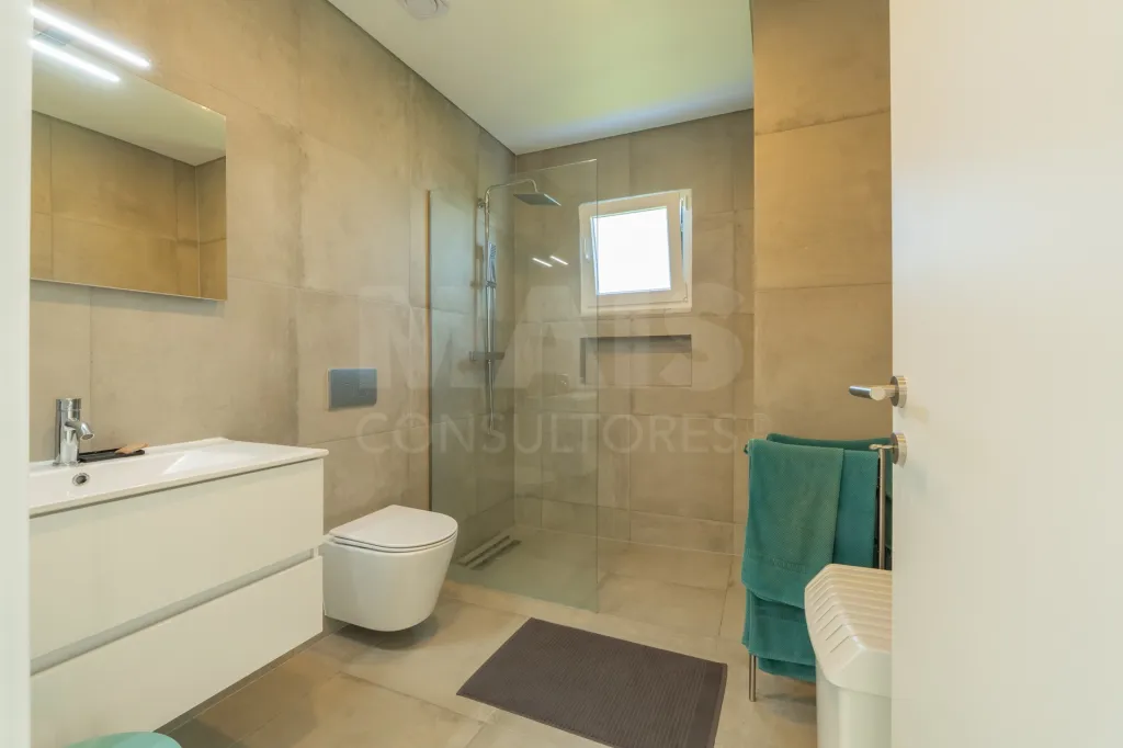 Moradia T3 contemporânea com piscina privada no Porto Alto