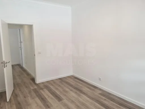 Refurbished 2-bedroom apartment
