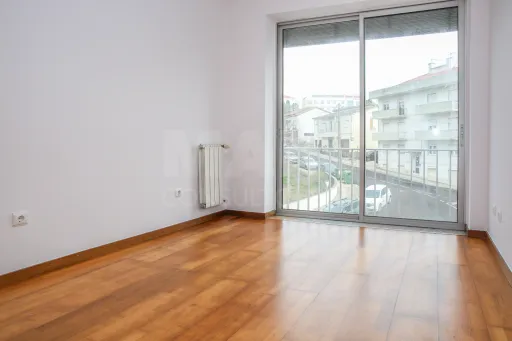 Amplitude e Conforto no Centro de Sobral de Monte Agraço Apartamento T2 Com Terraço