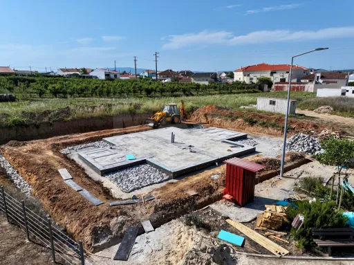 Moradia T3 Geminada c/ 1 Suite, Jardim, Parqueamento e Piscina! (LT2)